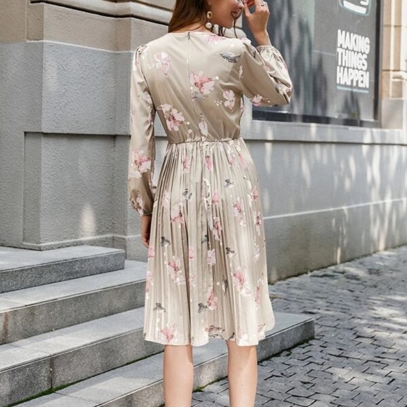 SHEIN Simplee NWT Keyhole Neckline Floral Pleated - Picture 5 of 10